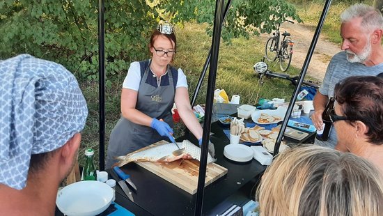 NÖ Karpfenkönigin Sandra I. bei der Kochvorführung am Josefsthaler Teich