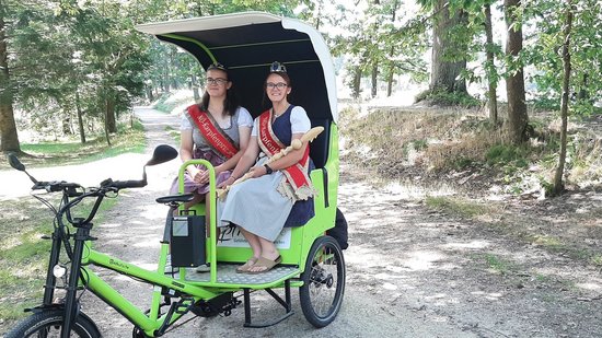 Die Karpfenhoheiten fuhren standesgemäß mittels Rikscha, der Karpfenkutsche